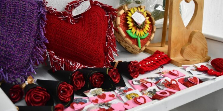 Promueve SSPT venta de artesanías y postres de San Valentín hechos en CEDES