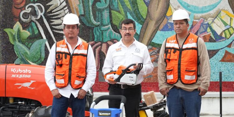 Entrega rector equipo para el mantenimiento de los campus de la UAT
