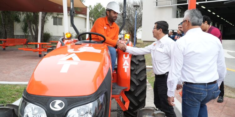 Entrega rector equipo para el mantenimiento de los campus de la UAT
