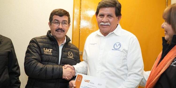 Preside rector Dámaso Anaya celebración del 33 aniversario de Radio UAT