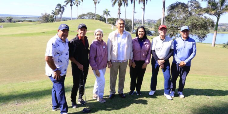 Premia gobernador Américo Villarreal a ganadores de Torneo de Golf DIF Tampico 2025