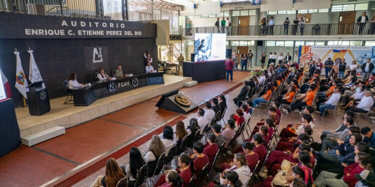 El Gral. Enrique García Jaramillo da conferencia en la UAT sobre seguridad nacional
