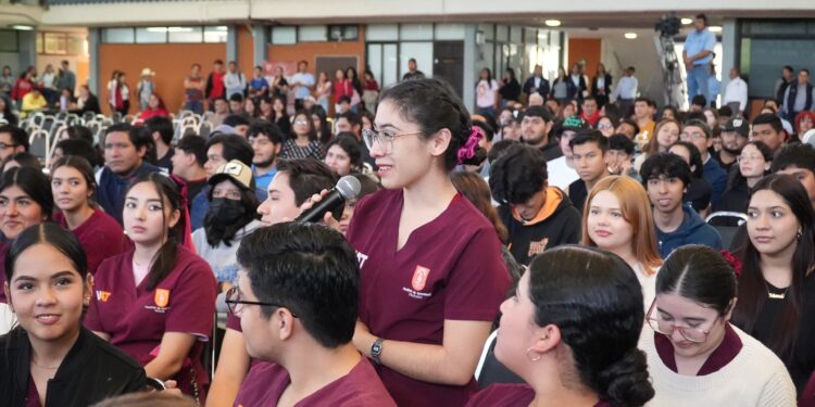 El Gral. Enrique García Jaramillo da conferencia en la UAT sobre seguridad nacional