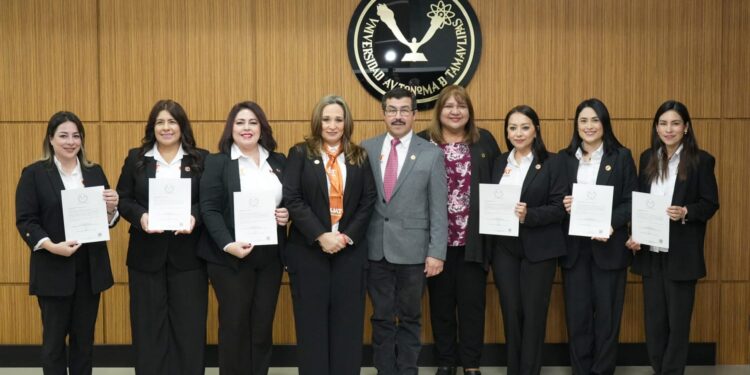 El rector Dámaso Anaya entrega nombramientos a titulares de Familia UAT