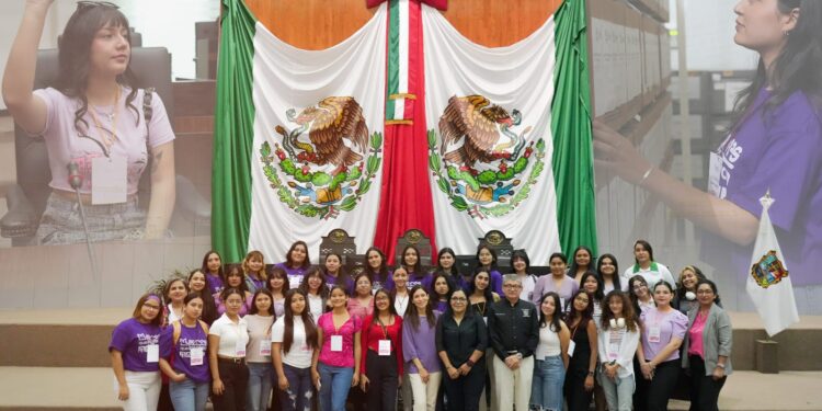 Alumnas de la UAT visitan las instalaciones del Congreso del Estado