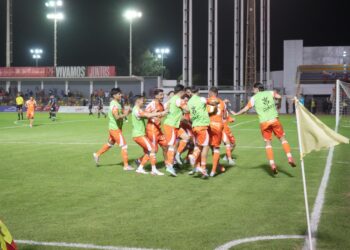 CORRECAMINOS TRIUNFA EN CASA