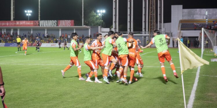 CORRECAMINOS TRIUNFA EN CASA