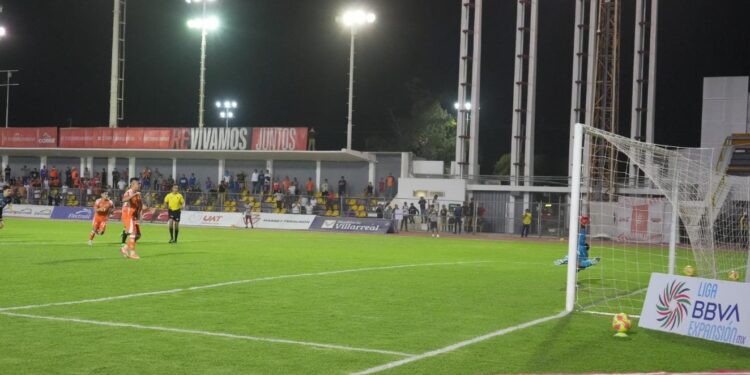 CORRECAMINOS TRIUNFA EN CASA