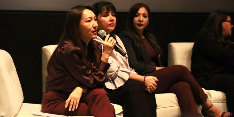 Realiza SGG conferencia «El reto de las mujeres en el ámbito público»