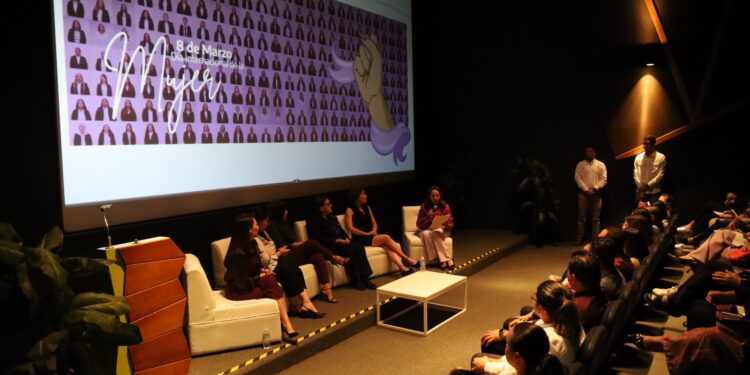 Realiza SGG conferencia «El reto de las mujeres en el ámbito público»