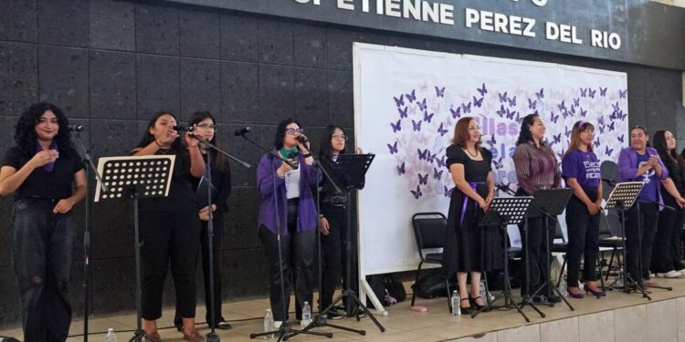 La UAT ofreció a sus universitarias el recital “Voces Violeta”
