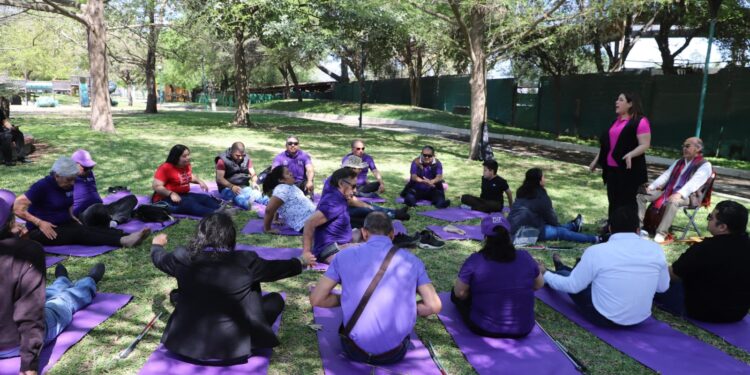 Trabaja voluntariado de SEBIEN con personas con debilidad visual