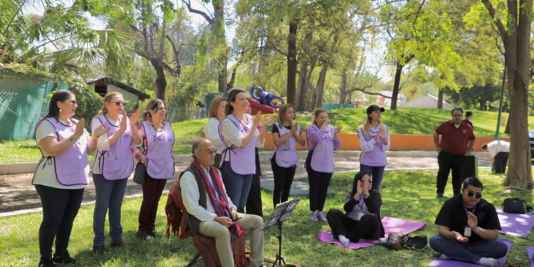 Trabaja voluntariado de SEBIEN con personas con debilidad visual