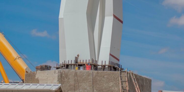 Da comienzo instalación de Cruz Monumental en Tula
