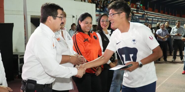 El rector Dámaso Anaya inaugura Torneo Nacional de Futbol por el 75 Aniversario de la UAT