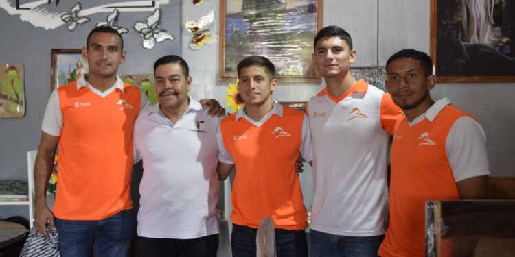 Jugadores del equipo Correcaminos donan playeras y balones a equipos de CEDES Victoria