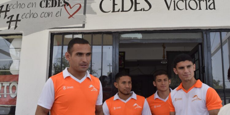 Jugadores del equipo Correcaminos donan playeras y balones a equipos de CEDES Victoria