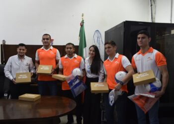 Jugadores del equipo Correcaminos donan playeras y balones a equipos de CEDES Victoria