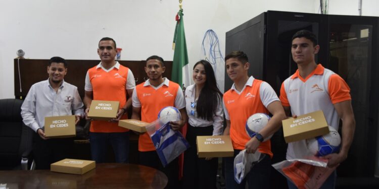 Jugadores del equipo Correcaminos donan playeras y balones a equipos de CEDES Victoria