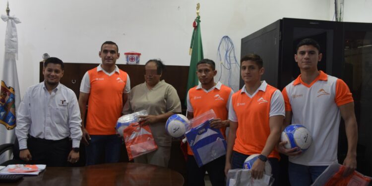 Jugadores del equipo Correcaminos donan playeras y balones a equipos de CEDES Victoria