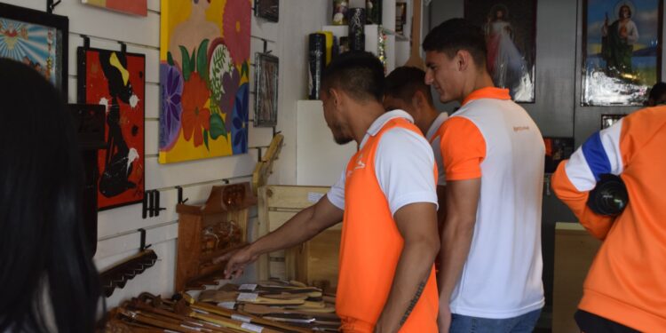 Jugadores del equipo Correcaminos donan playeras y balones a equipos de CEDES Victoria