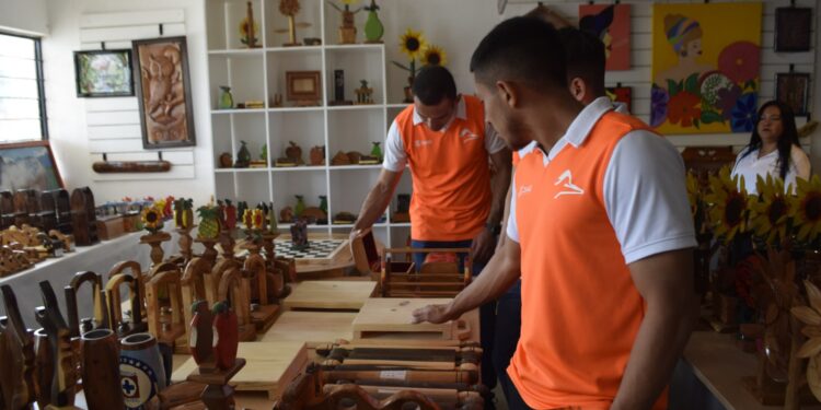 Jugadores del equipo Correcaminos donan playeras y balones a equipos de CEDES Victoria