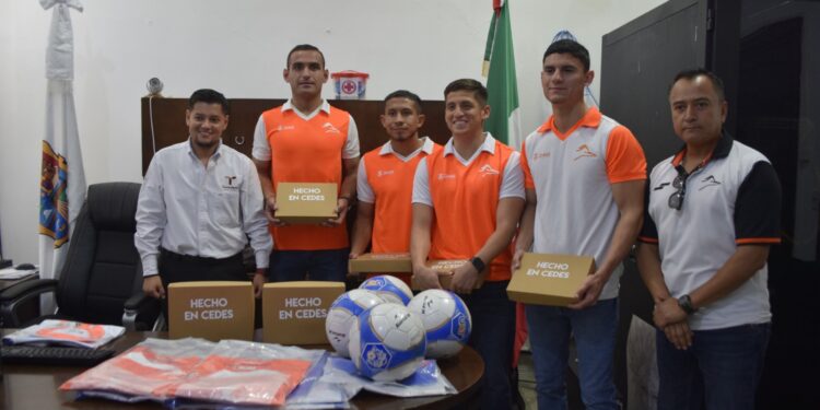 Jugadores del equipo Correcaminos donan playeras y balones a equipos de CEDES Victoria