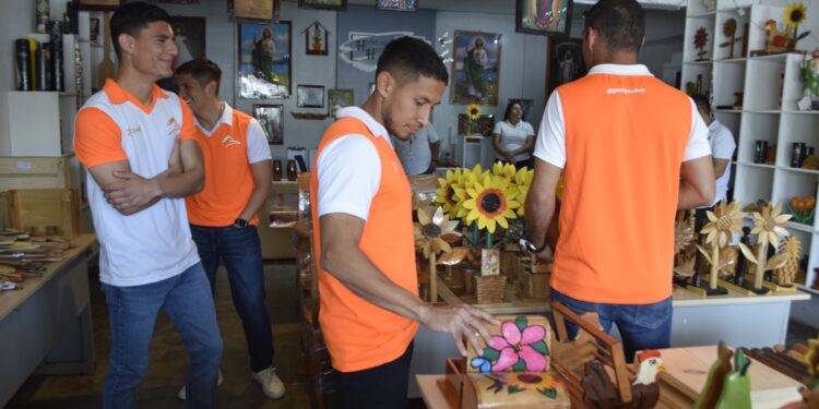 Jugadores del equipo Correcaminos donan playeras y balones a equipos de CEDES Victoria