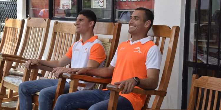 Jugadores del equipo Correcaminos donan playeras y balones a equipos de CEDES Victoria