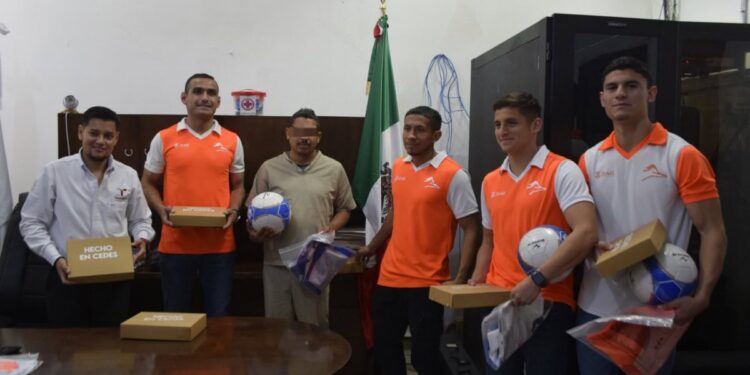 El club de futbol Correcaminos contribuye en actividades deportivas del CEDES Victoria