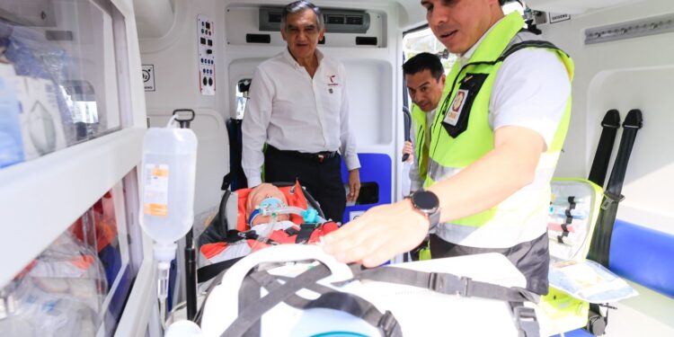 Entrega Américo 16 nuevas ambulancias al sector salud