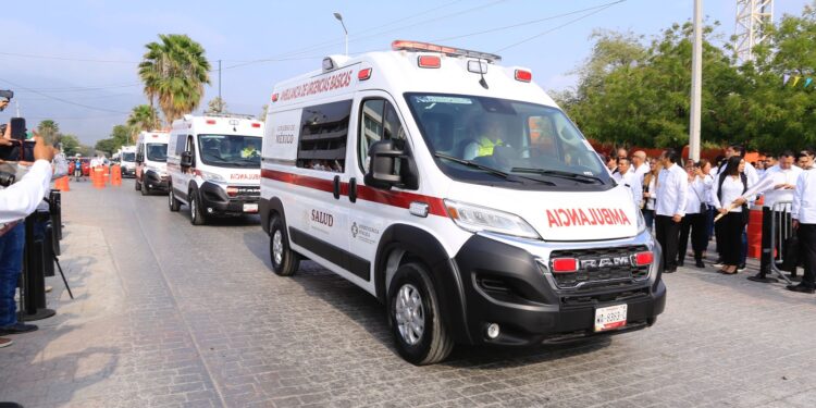 Entrega Américo 16 nuevas ambulancias al sector salud