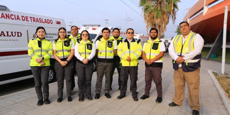 Entrega Américo 16 nuevas ambulancias al sector salud