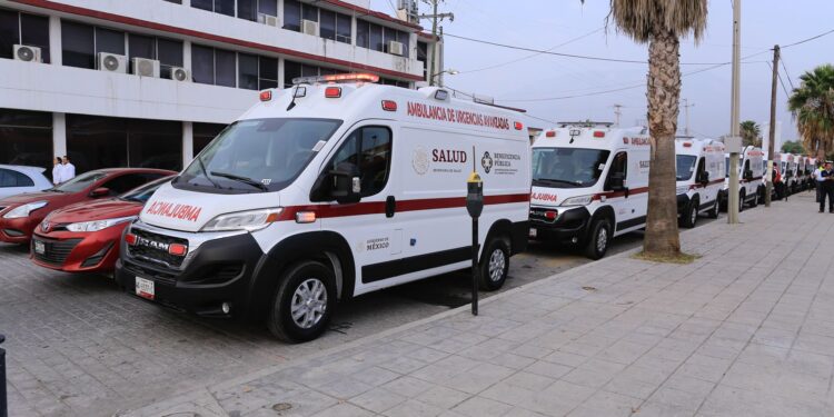 Entrega Américo 16 nuevas ambulancias al sector salud