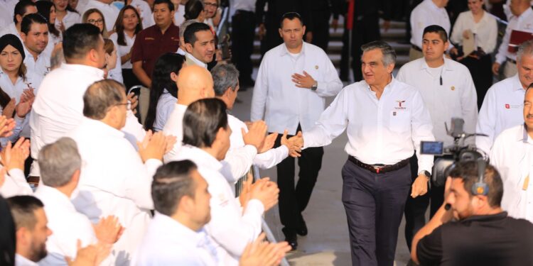 Entrega Américo 16 nuevas ambulancias al sector salud