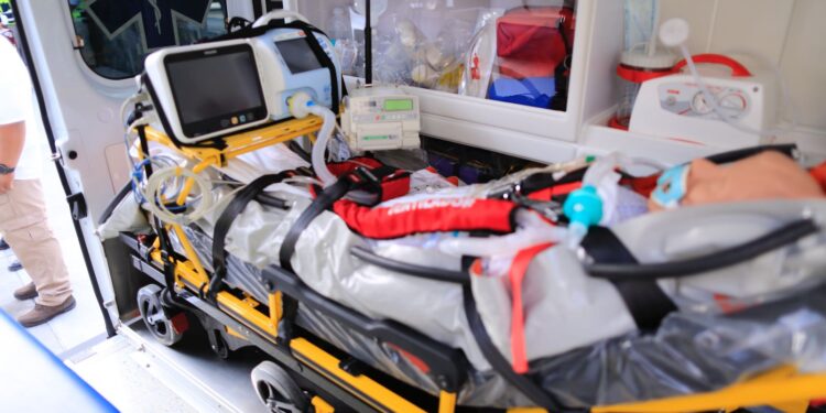 Entrega Américo 16 nuevas ambulancias al sector salud