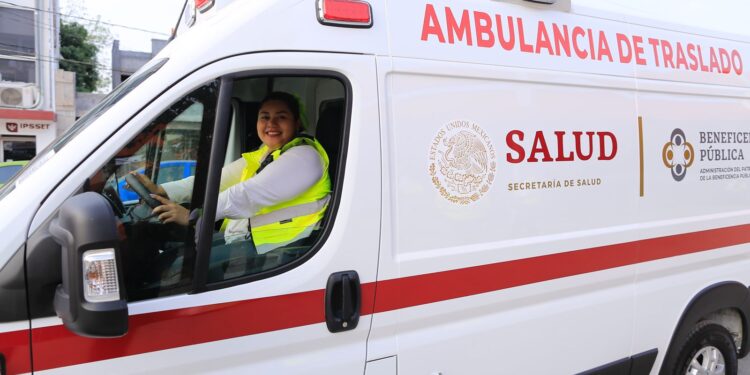 Entrega Américo 16 nuevas ambulancias al sector salud