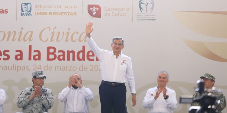 Entrega Américo 16 nuevas ambulancias al sector salud