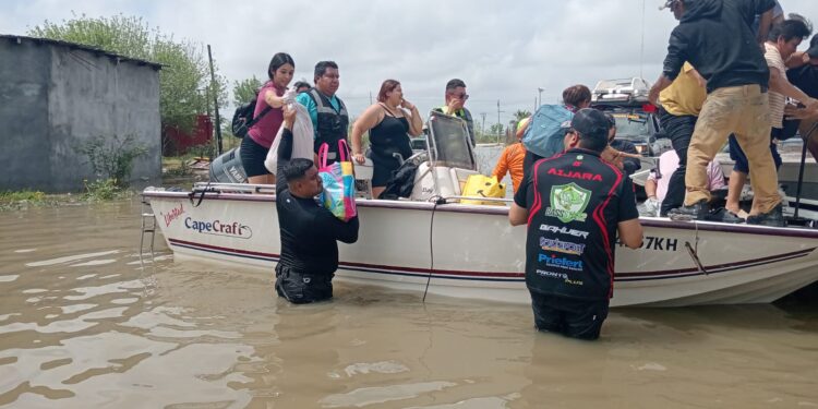 Recorre Guardia Estatal sectores afectados por inundaciones en Reynosa y realiza labores de rescate