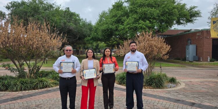Estudiantes de la UAT destacan en simposio de educación en el South Texas College