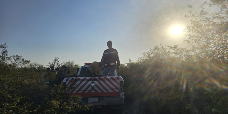 Refuerzan brigadistas de la SEDUMA combate a incendio de pastizales en Tula