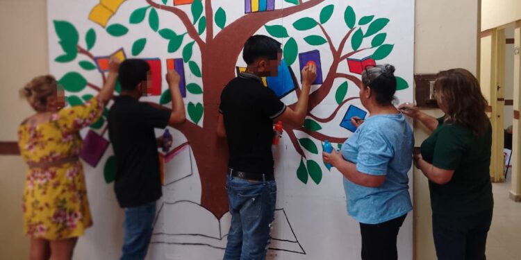 Adolescentes en externamiento crean mural ‘’El árbol de los libros’’