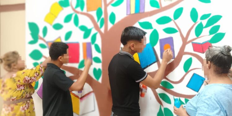 Adolescentes en externamiento crean mural ‘’El árbol de los libros’’