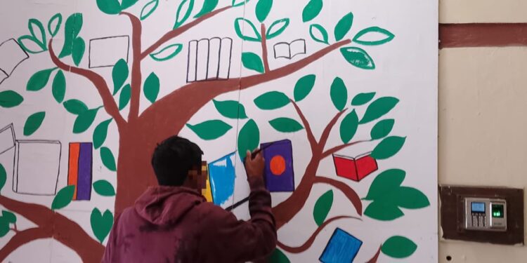 Adolescentes en externamiento crean mural ‘’El árbol de los libros’’