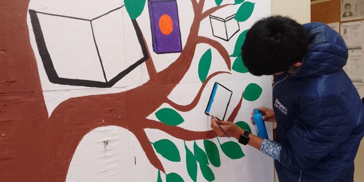 Adolescentes en externamiento crean mural ‘’El árbol de los libros’’