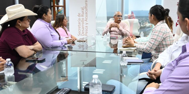 Se reúne secretario de Desarrollo Rural con mujeres ganaderas
