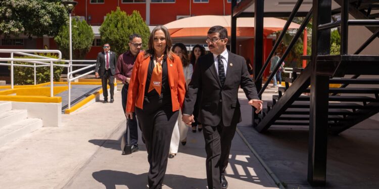 Recibe Isolda Rendón nombramiento de presidenta honoraria de Familia UAT