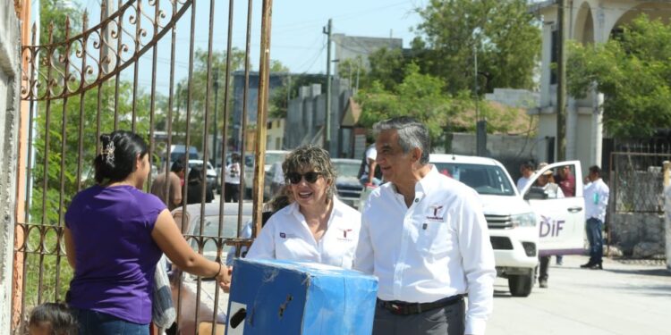 «Aquí estamos para ayudarlos»; Américo y María llevan apoyos a familias de Reynosa