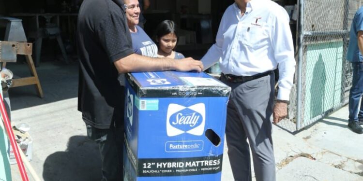 «Aquí estamos para ayudarlos»; Américo y María llevan apoyos a familias de Reynosa