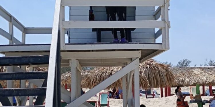 Llama Turismo a respetar los colores de bandera en playa